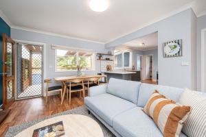 ライにあるDixie by Property Mumsのソファとテーブルのあるリビングルーム