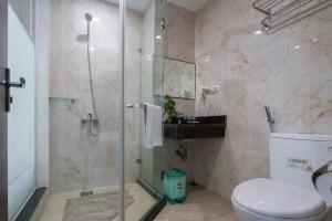 Phòng tắm tại COCO Tuan Chau Hotel