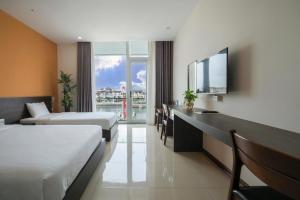 Giường trong phòng chung tại COCO Tuan Chau Hotel