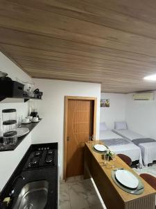 una cucina con lavandino e piano cottura in una stanza di Flats Rota dos Corais a São Miguel dos Milagres