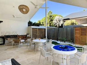 霍斯舒湾Salt Ayres的庭院配有白色桌椅和围栏