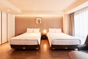 Un pat sau paturi într-o cameră la Hotel Thomas Myeongdong
