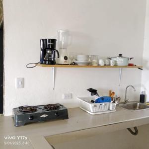 Una encimera de cocina con una estufa y un fregadero. en Bossa Nova - casa de descanso, en Santa Marta