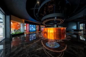 景洪市西双版纳景洪恩季国际酒店的餐厅地板上有一盏大灯具 更多37张照片
