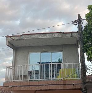 a house with a balcony with a view of the ocean at Apartamento en alquiler in Doradal