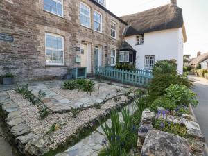 a house with a garden in front of it at Dale Cottage in Crantock