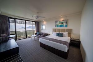 Postel nebo postele na pokoji v ubytování Rydges Esplanade Resort Cairns