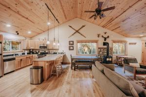 eine große Küche und ein Wohnzimmer mit einem Deckenventilator in der Unterkunft 65gs - Hot Tub - Wi-fi - Pets Friendly - Bbq in Deming