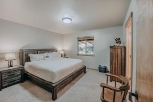 ein Schlafzimmer mit einem Bett und einem Stuhl und einem Fenster in der Unterkunft 65gs - Hot Tub - Wi-fi - Pets Friendly - Bbq in Deming + 36 Fotos