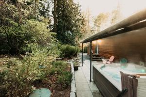 einen Hinterhofpool mit Whirlpool im Garten in der Unterkunft 65gs - Hot Tub - Wi-fi - Pets Friendly - Bbq in Deming