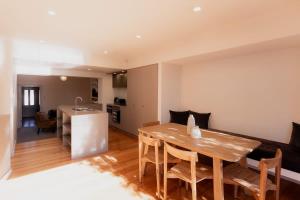 eine Küche und ein Wohnzimmer mit einem Holztisch und einem Esszimmer in der Unterkunft Georgian built Battery Point cottage in Hobart + 37 Fotos