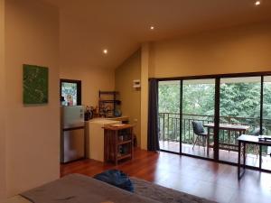 eine Küche mit einem Kühlschrank und einem Tisch in der Unterkunft Butterfly Cottage Tracy Island Had Yao in Ko Phangan