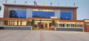 ダンバードにあるShaan-E-Punjab Nirsaのショッピングセンターの大きな店頭