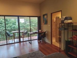 Zimmer mit einem Balkon mit Tisch und Stühlen in der Unterkunft Butterfly Cottage Tracy Island Had Yao in Ko Phangan + 22 Fotos