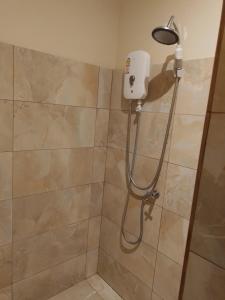 een douche met een douchekop in een badkamer bij Butterfly Cottage Tracy Island Had Yao in Ko Pha Ngan