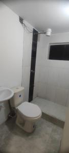 Ένα μπάνιο στο Habitación con baño privado