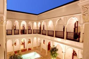 Riad Le Jardin d'Abdou في مراكش: فناء داخلي لمبنى به مسبح