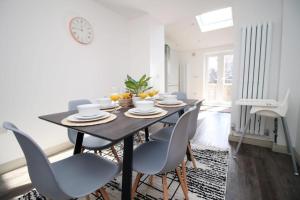 Χώρος καθιστικού στο Cohost Partners Charming 3BR Near City Centre Parking