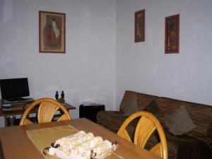Televízia a/alebo spoločenská miestnosť v ubytovaní Hermitage Holidays