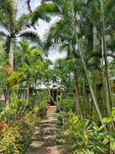 un sentiero che conduce a una casa con palme di Sanook Sanang Resort a Ko Chang