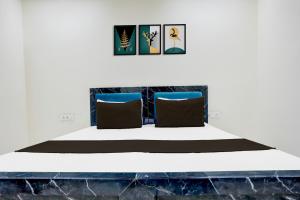 una cama con dos almohadas encima en Hotel O Apna Hotel, en Nueva Delhi
