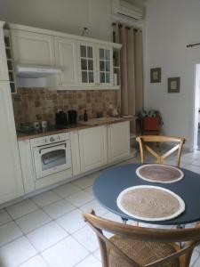 Kuchyň nebo kuchyňský kout v ubytování La Vie en Couleurs Chambre d'hôte, gîte