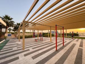 صورة لـ Modern High-Floor 1BR Apartment with Balcony, Pool Access & Golf Course View, Up to 4 Guests, by Stayfinity في دبي
