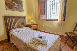 una camera da letto con un letto con due animali di peluche sopra di Rural House with exclusive pool in Cordoba a Rivero de Posadas Altre 28 foto