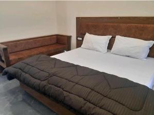 una camera da letto con un letto grande con cuscini bianchi di Hotel Sangam sagar a Sāgar