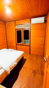 Ein Bett oder Betten in einem Zimmer der Unterkunft Forrest Cafe & Wisata Berkuda