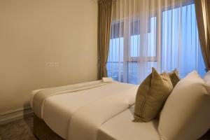 سرير أو أسرّة في غرفة في Modern High-Floor 1BR Apartment with Balcony, Pool Access & Golf Course View, Up to 4 Guests, by Stayfinity