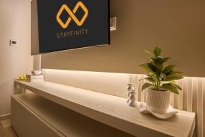 صورة لـ Modern High-Floor 1BR Apartment with Balcony, Pool Access & Golf Course View, Up to 4 Guests, by Stayfinity في دبي
