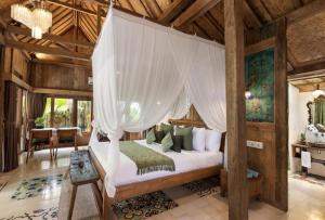 Postel nebo postele na pokoji v ubytování Umakayu Joglo Villa Canggu - Boutique Hotel