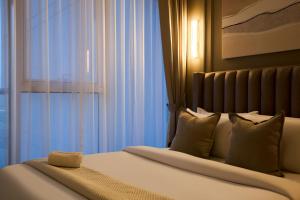 سرير أو أسرّة في غرفة في Modern High-Floor 1BR Apartment with Balcony, Pool Access & Golf Course View, Up to 4 Guests, by Stayfinity