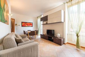 Μια τηλεόραση ή/και κέντρο ψυχαγωγίας στο Varenna Lake View Apartments