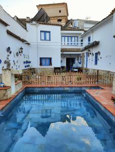 une maison avec une piscine devant une maison dans l'établissement Casa Rural La Casa De Maita, à Encinas Reales