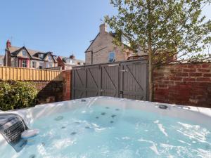 un jacuzzi en el patio trasero de una casa en Tennyson Grange, en Bridlington