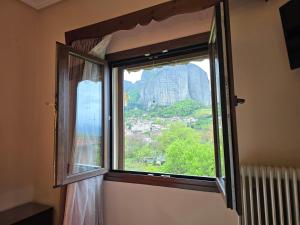 Nespecifikovaný výhled na hory nebo výhled na hory při pohledu z hotelu