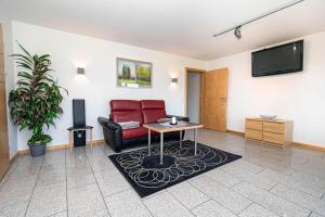 Televisyen dan/atau pusat hiburan di Ferienwohnung Socher "Am Wold"