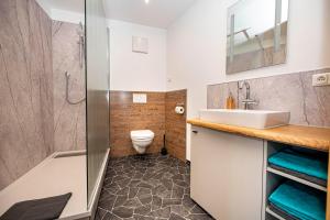 Bilik mandi di Ferienwohnung Socher "Am Wold" +13 gambar