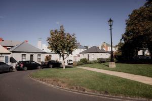 eine Straße mit am Straßenrand geparkten Autos in der Unterkunft Georgian built Battery Point cottage in Hobart
