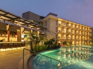 瓦加托ibis Styles Goa Vagator - An Accor Brand的酒店楼前有游泳池