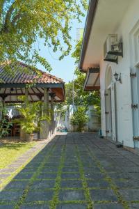 a cobblestone walkway in front of a building at Nora Lyn - Colombo in Colombo