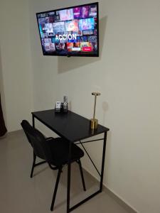 TV i/ili multimedijalni sistem u objektu Maho's Apartamentos