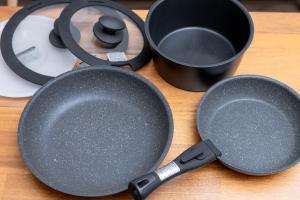 una sartén con una espátula sobre una mesa en Ocean 西九条, en Osaka