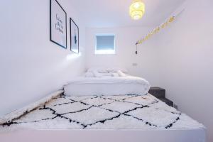 Habitación blanca con cama en las escaleras en Cohost Partners Chic Stay Heart of Warrington, en Warrington