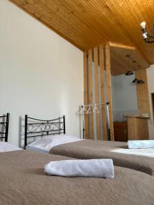 Rúm í herbergi á Teona's Guesthouse in Mestia
