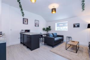 Una cocina y una sala de estar con un sofá y una mesa. en Cohost Partners Chic Stay Heart of Warrington, en Warrington 40 fotos más