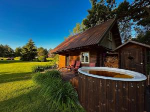 Zahrada ubytování Pertle Cottage Private Sauna & Hot Tub Getaway in Nature