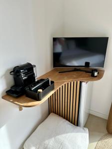 TV a/nebo společenská místnost v ubytování Suite du canal